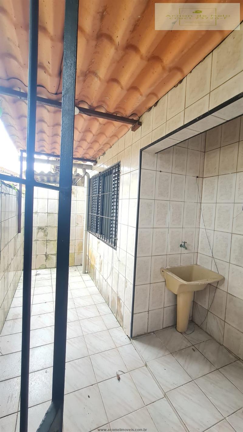 Casa à venda com 2 quartos, 70m² - Foto 1